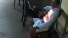 VÍDEO - idoso 'pega fogo' após celular explodir em seu bolso - Imagem: reprodução RicMais