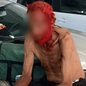 Idoso em situação de rua tendo cabelo e barba pintados em troca de doações gerou indignação nas redes. - Imagem: Reprodução