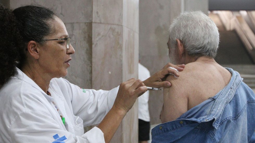 Aplicação da vacina bivalente contra a covid-19 - Imagem: Reprodução / Rovena Rosa / Agência Brasil