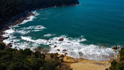 A medida visa garantir a preservação do meio ambiente em Ilhabela, seguindo o modelo de outros destinos turísticos populares - Imagem: Divulgação/Prefeitura de Ilhabela