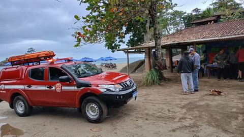 O naufrágio ocorreu na manhã de quarta-feira, quando a embarcação partiu do Rio de Janeiro e colidiu na região de Pirabura - Imagem: Divulgação / Bombeiros
