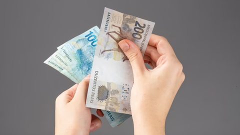 No momento, o salário mínimo está em R$ 1.302,00, definido no governo de Bolsonaro (PL) - Imagem: Freepik