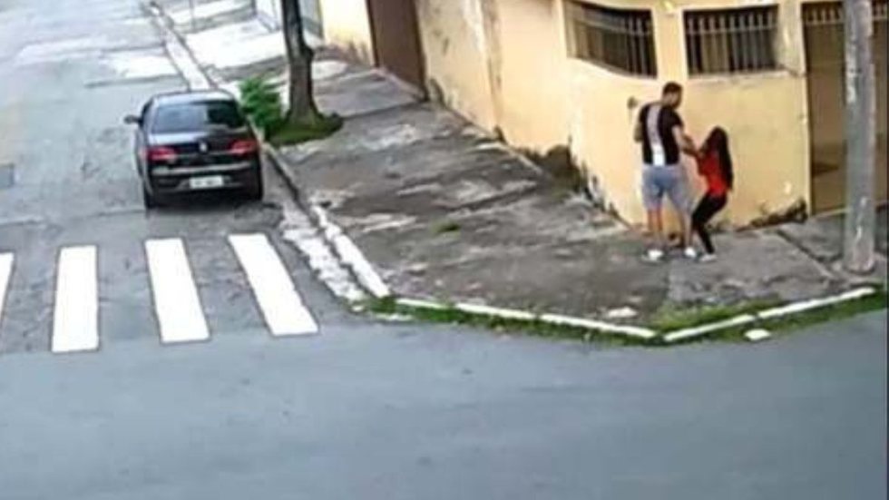 Vídeo com vítima de estupro sendo arrastada para carro viraliza e vítima faz reconhecimento - Imagem: Reprodução | TV Globo