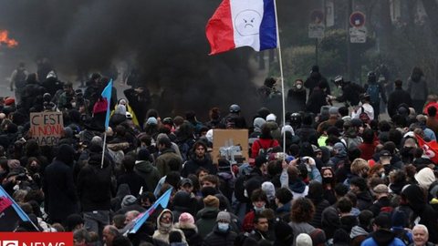 Manifestação Francesa. - Imagem: Reprodução | BBC News.