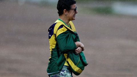 Bolsonarista chora em frente ao Palácio do Alvorada. - Imagem: Reprodução | Twitter - UOL