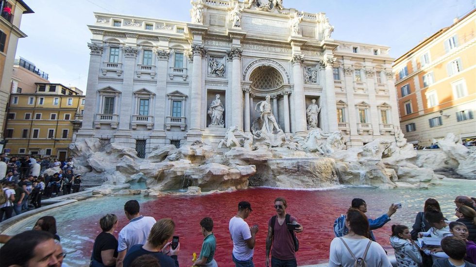 Turista salta na Fontana di Trevi e o pior acontece - Imagem: Reprodução | dn.pt