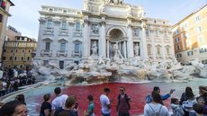Turista salta na Fontana di Trevi e o pior acontece - Imagem: Reprodução | dn.pt