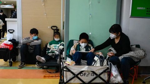 Crianças são atendidas em hospital pediátrico em Pequim em meio a surto de doença. - Imagem: Reprodução | Jade Gao / AFP / O Globo