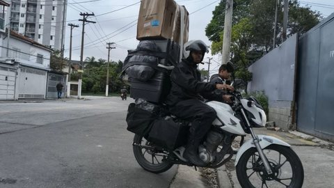 Muitos motoboys ignoram as regras por necessidade financeira - Imagem: Reprodução | X - @Metrópoles.sp