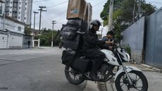 Muitos motoboys ignoram as regras por necessidade financeira - Imagem: Reprodução | X - @Metrópoles.sp
