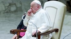 Cardeal Parolin se oferece para visitar o Papa, mas ressalta a necessidade de proteção e descanso para a recuperação do pontífice. - Imagem: Reprodução | X (Twitter) - @AFPnews
