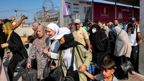 Grupo de 450 estrangeiros deixam Gaza com destino ao Egito; brasileiros ainda não foram liberados - Imagem: Reprodução | YOUTUBE - MOHAMMED ABED/AFP