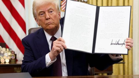 Com a nova diretriz, o governo busca garantir acesso a redes de blockchain e fortalecer o dólar americano frente a stablecoins. - Imagem: Reprodução | X (Twitter) - @AFPnews