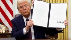 Com a nova diretriz, o governo busca garantir acesso a redes de blockchain e fortalecer o dólar americano frente a stablecoins. - Imagem: Reprodução | X (Twitter) - @AFPnews