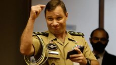 A PGR relata troca de mensagens sobre pressão a comandantes militares, mas os oficiais afirmam que foi apenas uma confraternização. - Imagem: Reprodução | X (Twitter) - @estadão