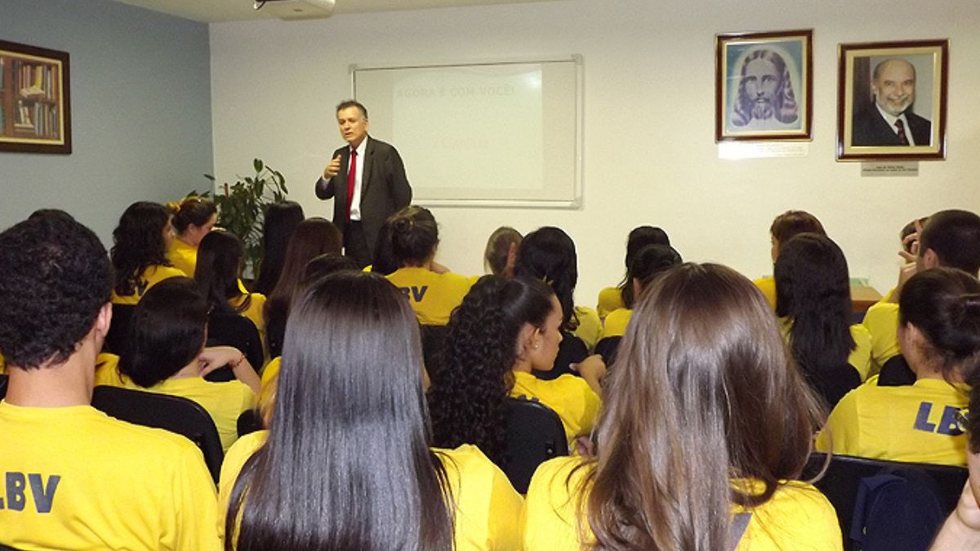 O superintendente-geral do Instituto Via de Acesso, Ruy Leal, dá dicas profissionais aos jovens estudantes. - Imagem: Divulgação