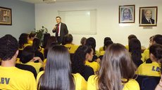 O superintendente-geral do Instituto Via de Acesso, Ruy Leal, dá dicas profissionais aos jovens estudantes. - Imagem: Divulgação