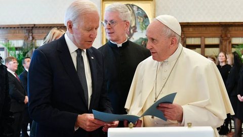 Joe biden e Papa Francisco. - Imagem: Reprodução | YouTube - CNN Brasil