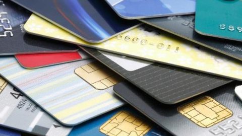 Congresso e Banco Central consideram limitar juros do cartão de crédito parcelado - Imagem: Reprodução | UOL