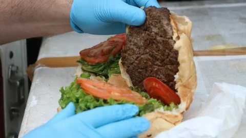 Hambúrgueres com carne de cavalo. - Imagem: Divulgação / MP