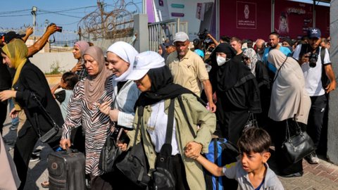Passagem de Rafah abre nesta quinta para completar a saída de estrangeiros - Imagem: Reprodução | MOHAMMED ABED / AFP