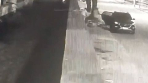 Ambulante é sequestrado, assassinado e desovado em Santos; câmera flagra momento brutal - Imagem: Reprodução | Redes Sociais