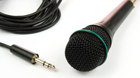 Microfone. - Imagem: Reprodução | Freepik
