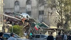 Ataque israelense à embaixada iraniana na Síria. - Imagem: Reprodução | X (Twitter) - @AFPnews