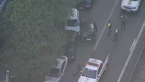 Entre os veículos atingidos estão modelos populares como Fiat Doblò, Ford Ka e Renault Kwid; polícia busca proprietários - Imagem: Reprodução | TV Globo