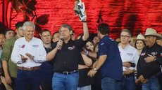 Governador de São Paulo surpreende ao levantar boneco de Bolsonaro, sinalizando suas ambições políticas para 2026 - Imagem: Reprodução | YouTube