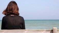 A solidão não é apenas a falta de companhia, mas a ausência de conexões profundas e significativas. - Imagem: Reprodução | Freepik