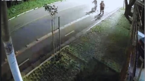 Imagens de câmeras de segurança mostram a médica sendo cercada e agredida enquanto tentava escapar dos assaltantes. - Imagem: Reprodução | Câmeras de segurança
