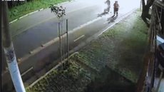 Imagens de câmeras de segurança mostram a médica sendo cercada e agredida enquanto tentava escapar dos assaltantes. - Imagem: Reprodução | Câmeras de segurança