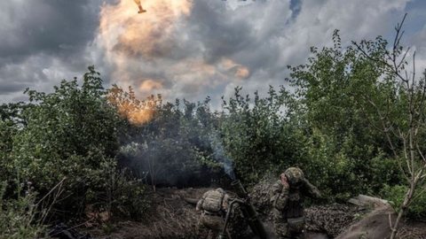 Soldados ucranianos disparam morteiros contra soldados russos, muitos deles ex-presidiários - Imagem: Reprodução |  / Telegram / @ConcordGroup_Official / THE NEW YORK TIMES