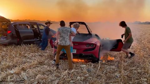 Youtuber tem reação inesperada ao ver sua Ferrari estimada em US$ 400 mil pegando fogo - Imagem: Reprodução | YouTube - Cody Detwiler