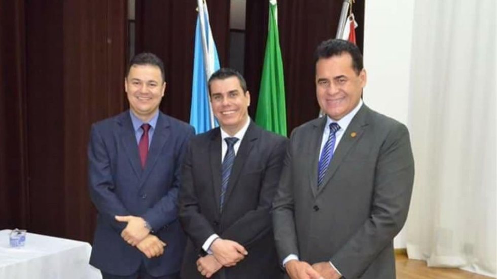 Da esquerda para direita encontra-se o Dr. Márcio José de Oliveira, ao centro Giuliano Marcos e a direita Jorge Wilson (Republicanos). - Imagem: Acervo Pessoal