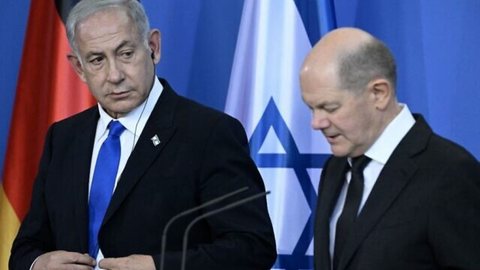 Benjamin Netanyahu e Olaf Scholz - Imagem: Reprodução | X (Twitter) - @AFPnews / Tobias Schwarz