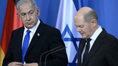 Benjamin Netanyahu e Olaf Scholz - Imagem: Reprodução | X (Twitter) - @AFPnews / Tobias Schwarz