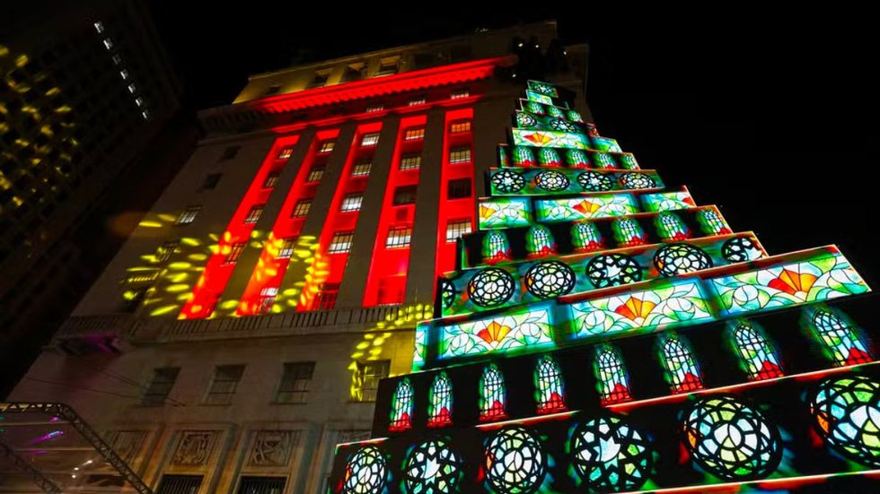 Árvore de Natal interativa instalada na frente do prédio da Prefeitura de SP. - Imagem: Reprodução | Paulo Guereta/Secom/PMSP