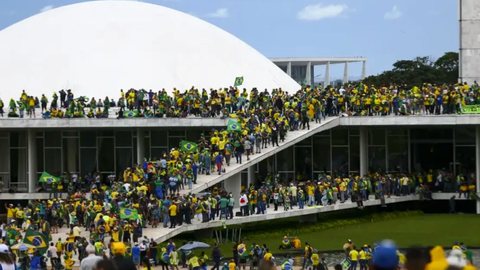 Pesquisa revela que 89% dos brasileiros desaprovam invasões aos Três Poderes - Imagem: Reprodução | Agência Brasil