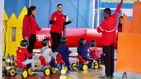 Programa gratuito oferece atividades culturais, esportivas e educativas para crianças de 4 a 14 anos, inclusive para quem não é aluno da rede municipal de ensino - Imagem: Divulgação / Sergio Barzaghi/Secom