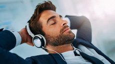 Descubra como a Música e o Direito atuam como forças quânticas que moldam a realidade e a ordem social. - Imagem: Reprodução | Freepik