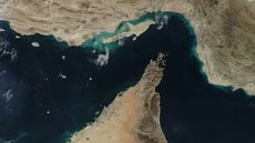 Navios comerciais são alvo de ataques e apreensões no Estreito de Ormuz, área estratégica para o comércio global de energia. - Imagem: Reprodução