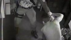 IMAGENS FORTES: Estudante de medicina é morto por PM durante abordagem em hotel - Imagem: Reprodução / Câmera de Segurança