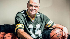 Maior cestinha da história por décadas, Oscar Schmidt eternizou seu nome no basquete - Imagem: Reprodução