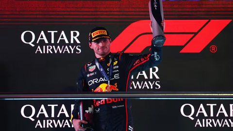 Verstappen se aproxima de Norris, que precisa de um segundo lugar para garantir o título - Foto: Mark Thompson/Getty Images