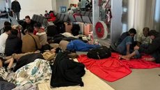 Imigrantes retidos no aeroporto de Guarulhos - Imagem: Reprodução | X (twitter) - @CNNBrasil