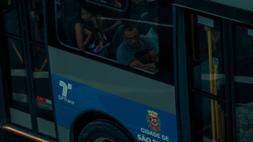 Como o aumento nas tarifas de transporte pode afetar na viagem dos passageiros? - Imagem: Reprodução Pexels