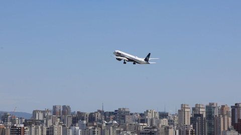 Medida tenta evitar disparada nas passagens aéreas após alta dos combustíveis. - Imagem: Reprodução/Agência Brasil.