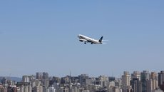 Medida tenta evitar disparada nas passagens aéreas após alta dos combustíveis. - Imagem: Reprodução/Agência Brasil.